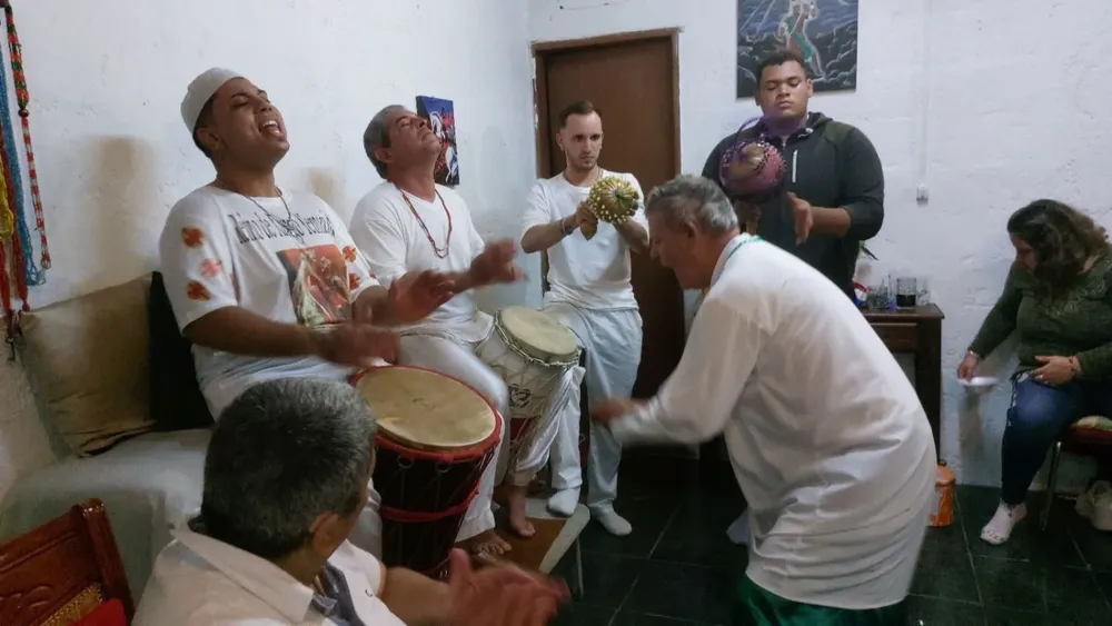 Ritual de llamado al agua en un templo umbandista