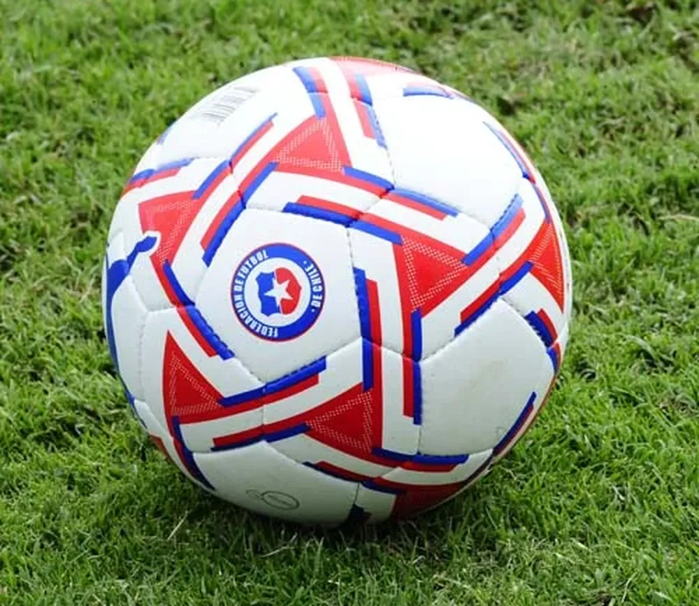 La pelota que enviaron los chilenos para que entrenara Uruguay