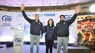 El alcalde de Caravaca de la Cruz, José Francisco García, la presidenta de la Comunidad de Madrid, Isabel Díaz Ayuso, y el presidente de la Región de Murcia y presidente del PP de Murcia, Fernando López Miras.