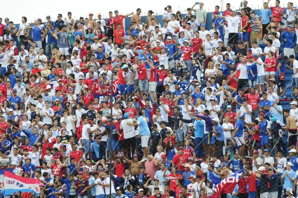 La hinchada tricolor, tras el partido con Racing, tardará en regresar al Parque Central.