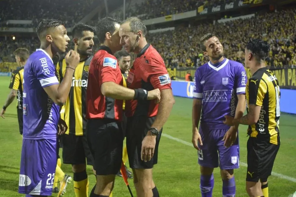 Fedorczuk en el centro de la polémica en Peñarol-Defensor Sporting
