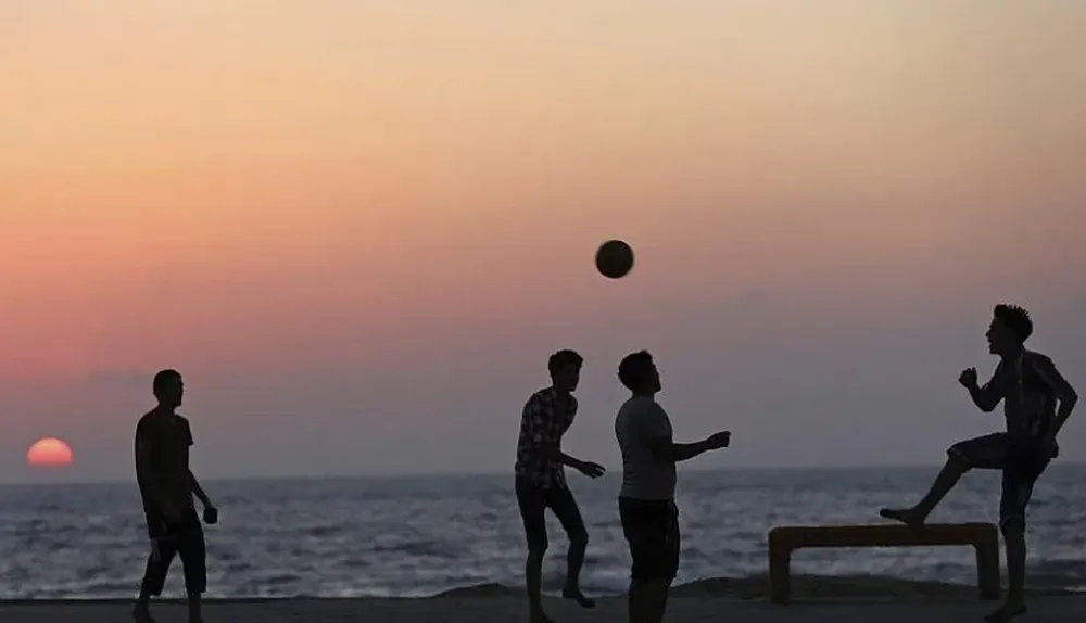Un grupo de palestinos juega al fútbol en una playa de Gaza en el primer día de tregua