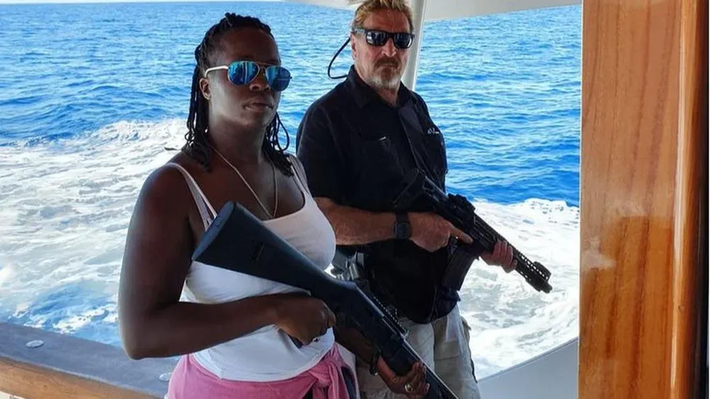 John McAfee posteó hace un par de años esta foto junto a su esposa en Twitter, aparentemente tras salir de Cuba