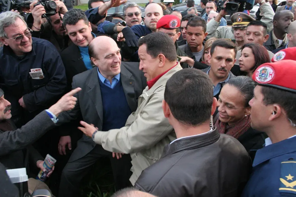 El exlíder venezolano visitó la refinería de Ancap en 2005