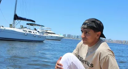 Facundo Torres a bordo de un yate en Punta del Este