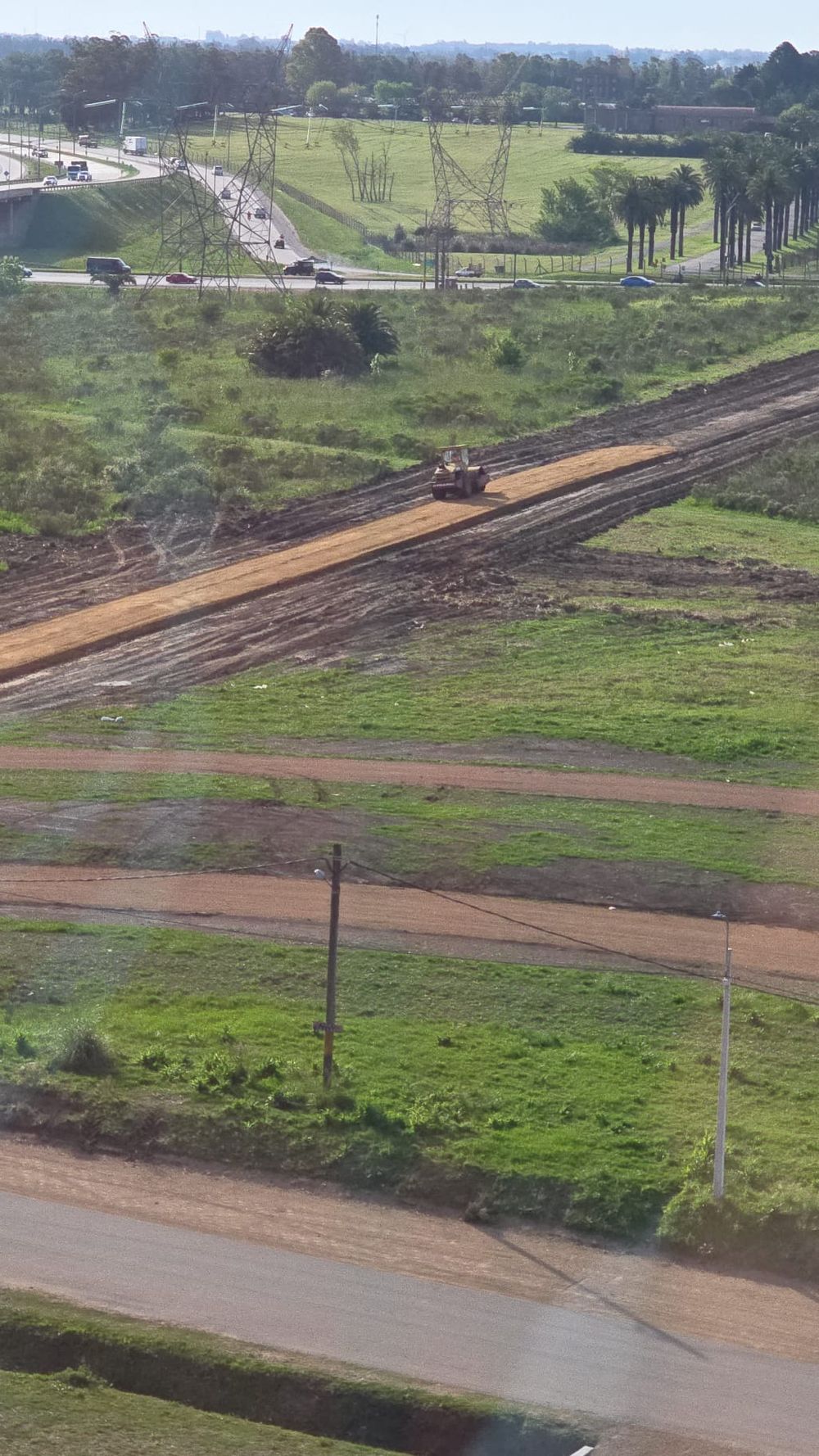El camino peatonal que se está construyendo desde la Ruta 8 hasta Camino Mangangá, que ayudará a la circulación de gente y autos en la llegada y la salida del Estadio Campeón del Siglo