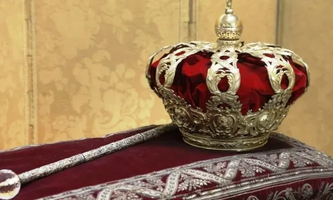 La corona ya tiene base en caso de que sea puesta en subasta