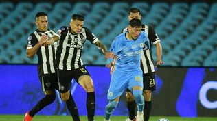 Kevin Castaño de Atlético Mineiro ante Esteban Obregón de Montevideo City Torque por la Copa Sudamericana