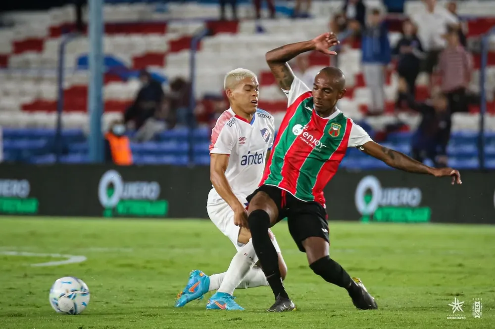 Ángel Rodríguez le cierra el paso a Ocampo que intentó generar sin éxito