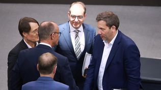 Friedrich Merz de espaldas en la Cámara Baja del Parlamento alemán. EFE