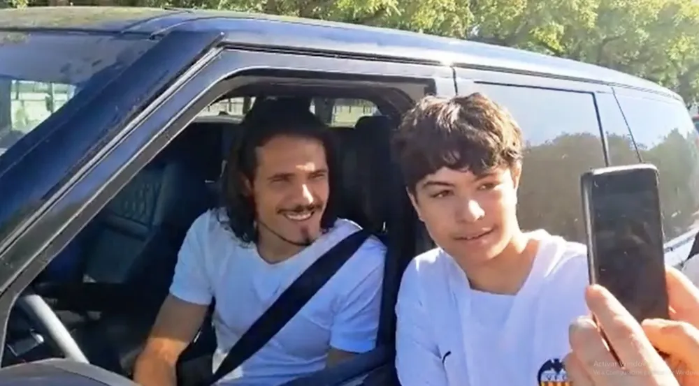 La foto de Cavani con uno de los hinchas de Valencia