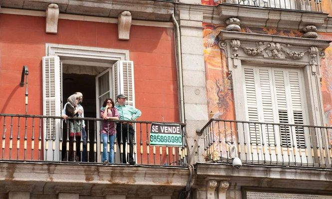 Madrid, Plaza Mayor. Un piso se vende. Una rareza de la oferta. Pero el precio debe descartar automáticamente a muchos. Tendría su encanto para un extranjero más que para un trabajador que viaja a dirario al centro. Pero están en la mira. Primero, con la eliminación de la Golden Visa. Y ahora, con el proyecto del PSOE que entre otras cosas contempla un impuesto del 100% sobre el valor de la propiedad para quienes no residan en la UE.