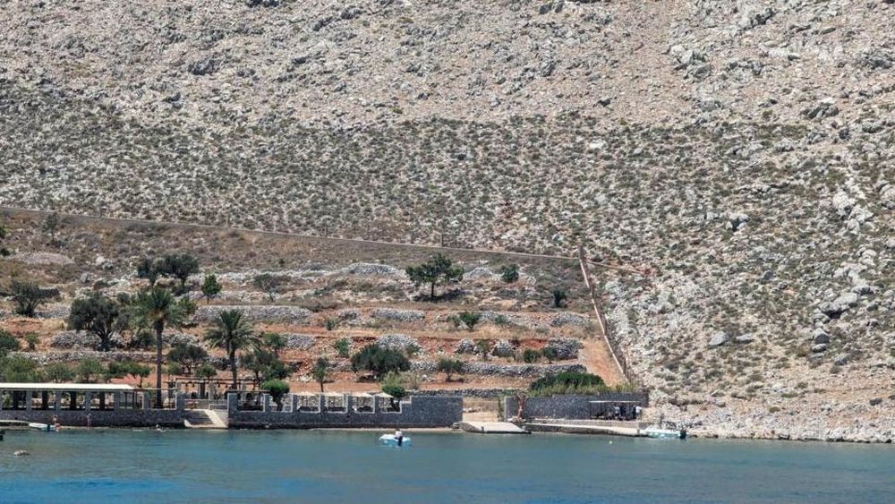 El cuerpo fue encontrado a metros de la gente que disfrutaba de la playa de Agia Marina.