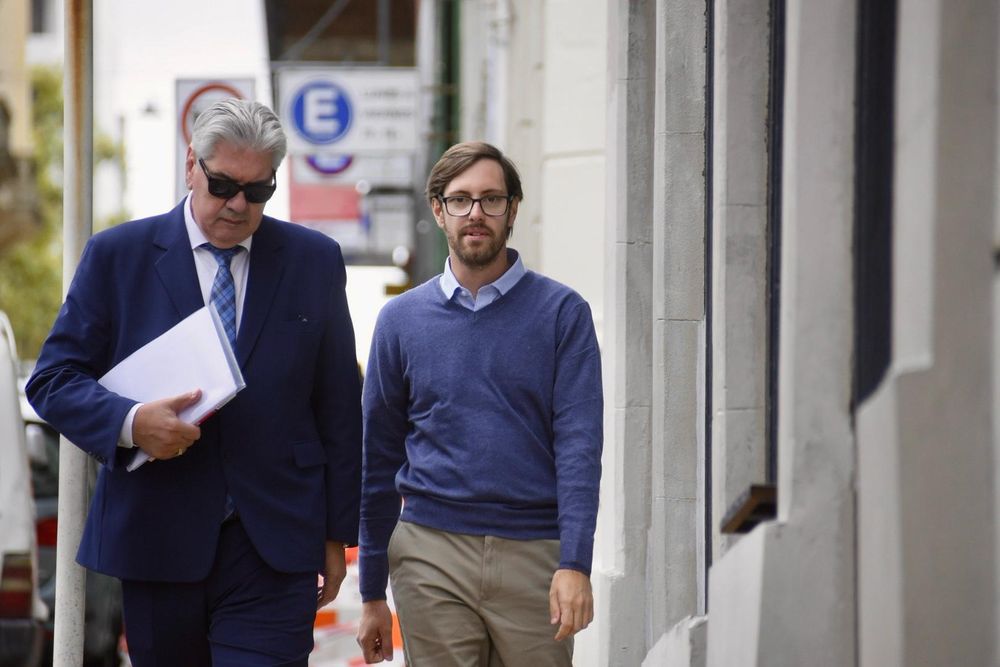 Jairo Larrarte llegando a la audiencia