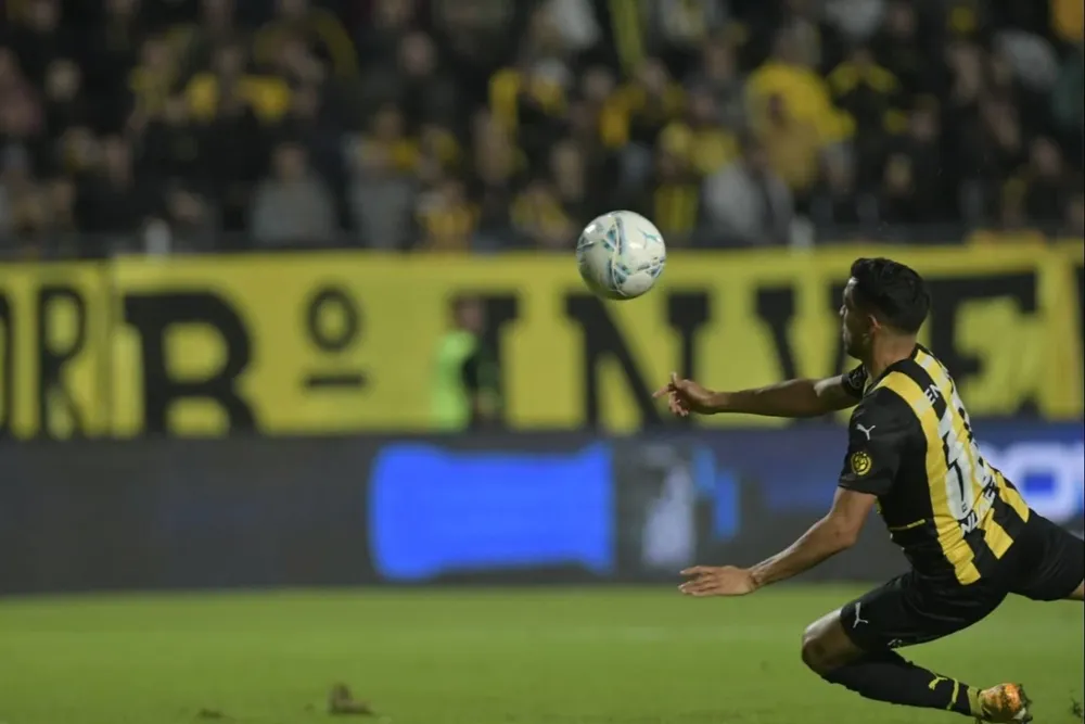 Federico Carrizo erró un gol por querer definir de pecho