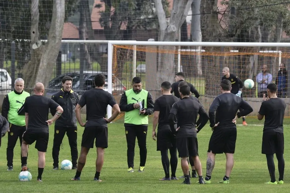 Ramos habla con los titulares; Guruceaga entrena con los suplentes