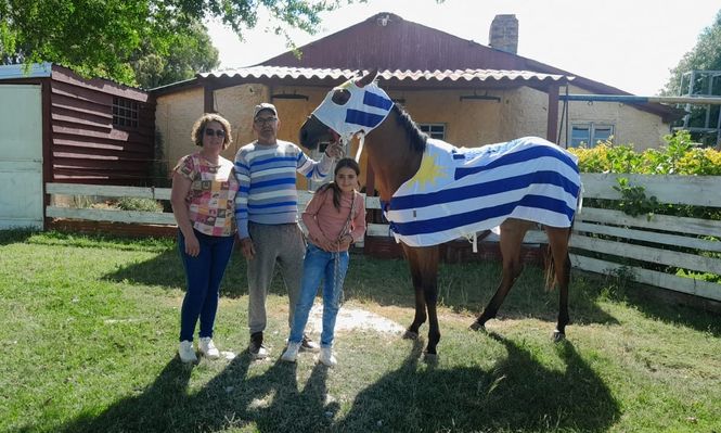 Vanessa, Ricardo y Damaris junto a Tangerina.
