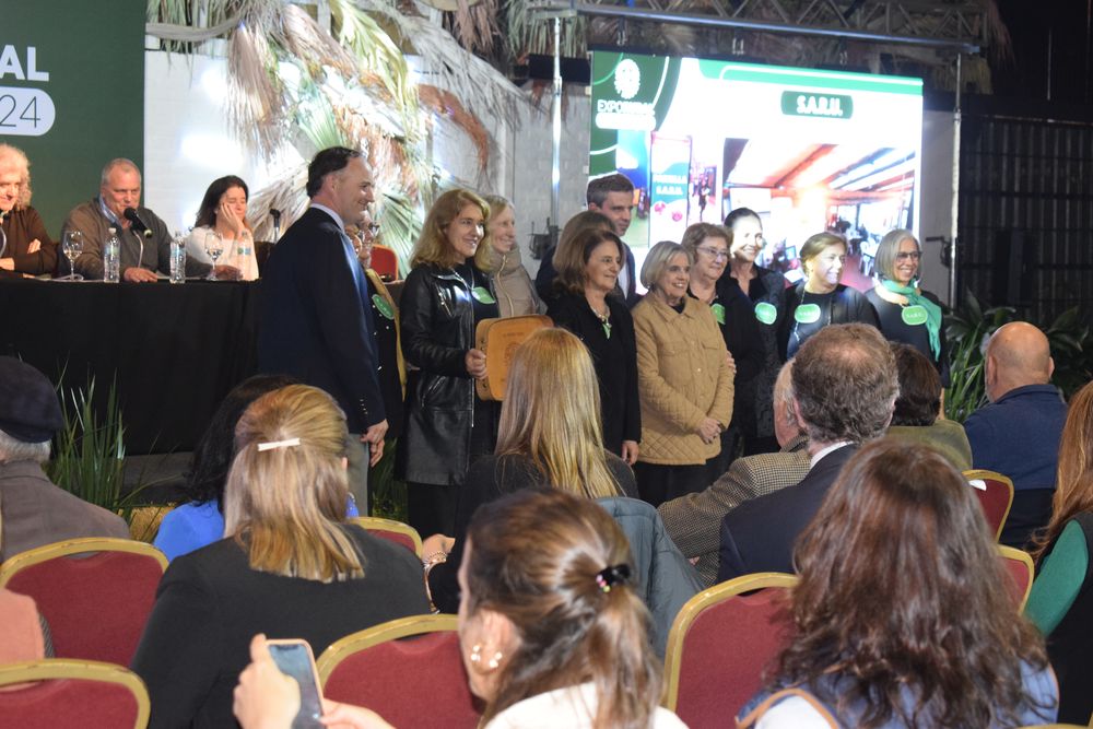 Damas integrantes de SARU recibiendo el premio en una categor&iacute;a que se estren&oacute;: "Cl&aacute;sicos" en la Rural del Prado.