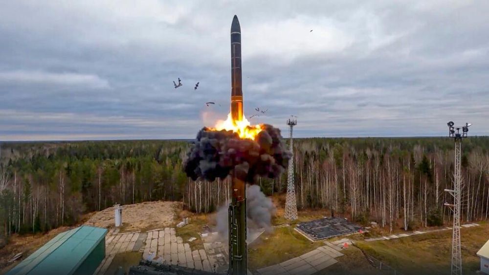 Foto de archivo de un misil balístico intercontinental Yars es lanzado de prueba como parte de los ejercicios nucleares de Rusia desde una base de lanzamiento en Plesetsk, en el noroeste de Rusia.