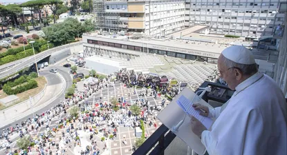 El papa Francisco dio misa desde el hospital donde permanece internado
