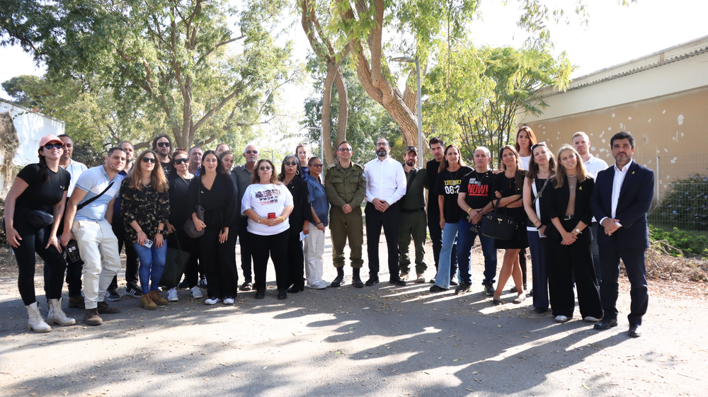 Roni Kaplan comparte un emotivo encuentro en el kibutz Nir Oz con familiares de secuestrados y asesinados en Israel