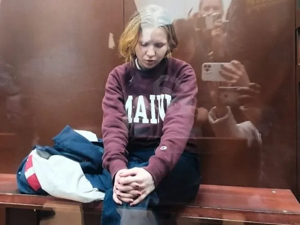 Durante la audiencia, y dentro de una jaula de vidrio, Trepova admitió su culpabilidad parcial.