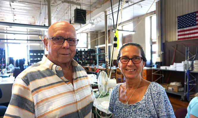 Frank Teixeira y su hija Sue Teixeira son copropietarios de Accurate Services, una empresa con sede en Fall River.