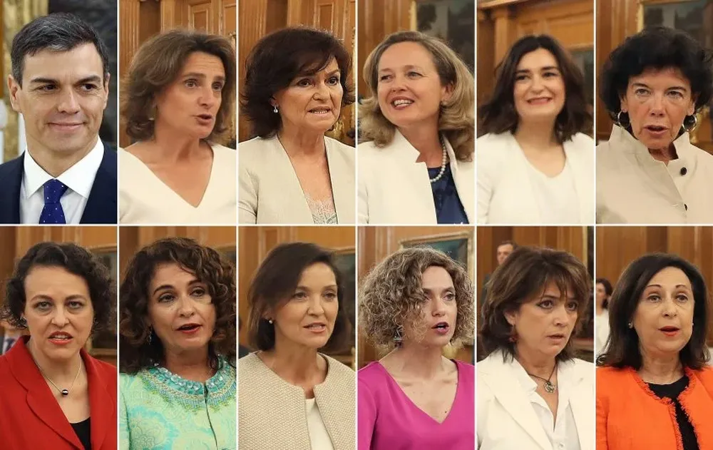 El nuevo presidente del gobierno de España, Pedro Sánchez, y sus 11 ministras