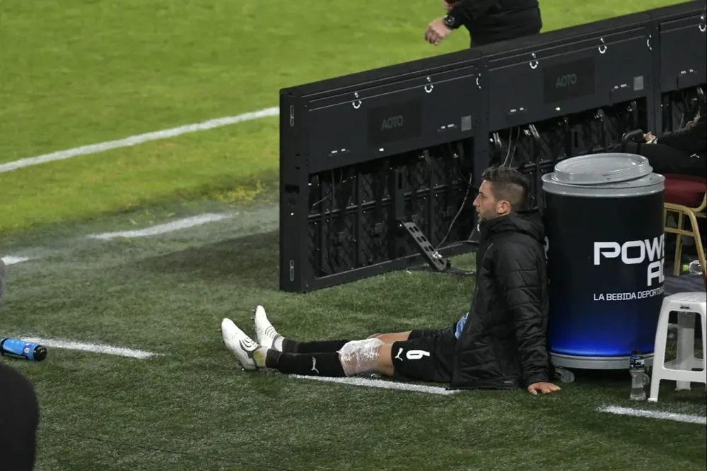 Rodrigo Bentancur terminó lesionado ante Argentina y con hielo en su rodilla