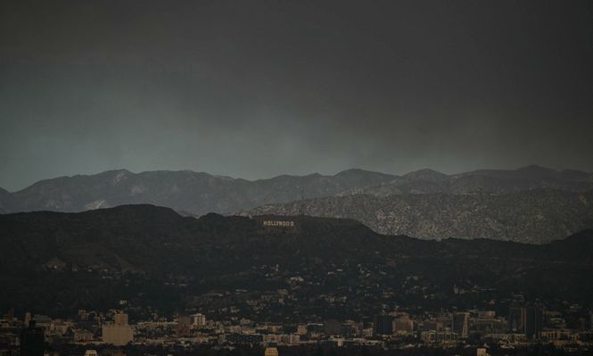 El letrero de Hollywood se ve a lo lejos, mientras el cielo se ve envuelto en un oscuro humo proveniente de los numerosos incendios que arden alrededor de Los Ángeles