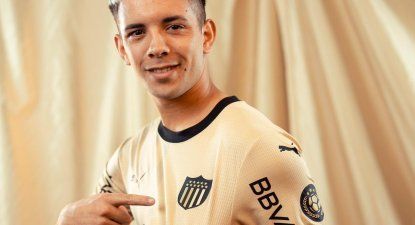 Leonardo Fernández presenta la nueva camiseta oro