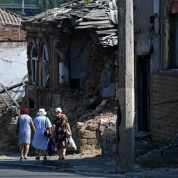 En medio de la guerra, de la devastación y la pérdida, la vida cotidiana continúa. Y con ella, la economía doméstica, parte del gran aparato estatal que busca mantener a flote el gasto militar. En medio de la guerra, de la devastación y la pérdida, la vida cotidiana continúa. Y con ella, la economía doméstica, parte del gran aparato estatal que busca mantener a flote el gasto militar.