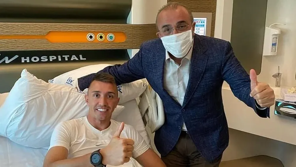 Fernando Muslera en la clínica junto al vicepresidente de Galatasaray