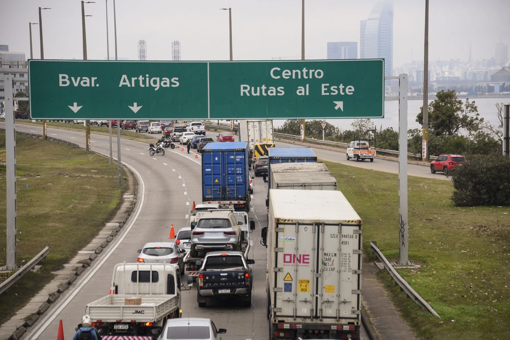 20250716 Accidente en los accesos a Montevideo, un camion choco contra el puente de Bvar. Artigas.