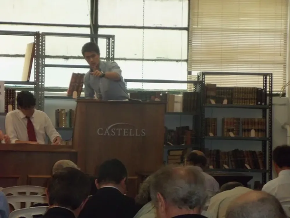 Santiago Castells adjudicando la adquisición de un lote a un comprador