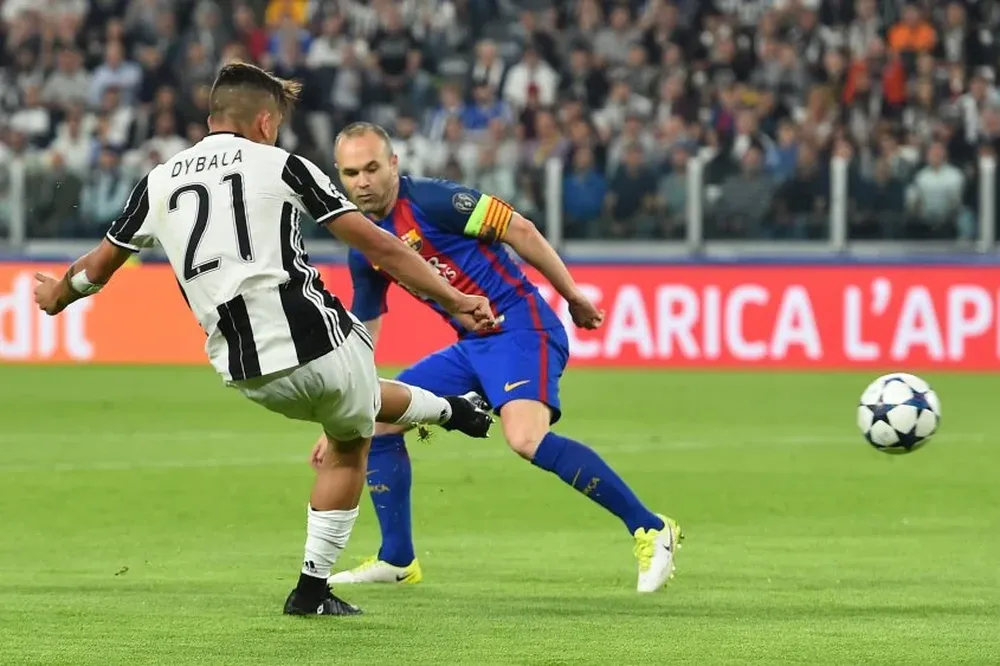 Dybala marcado por Iniesta