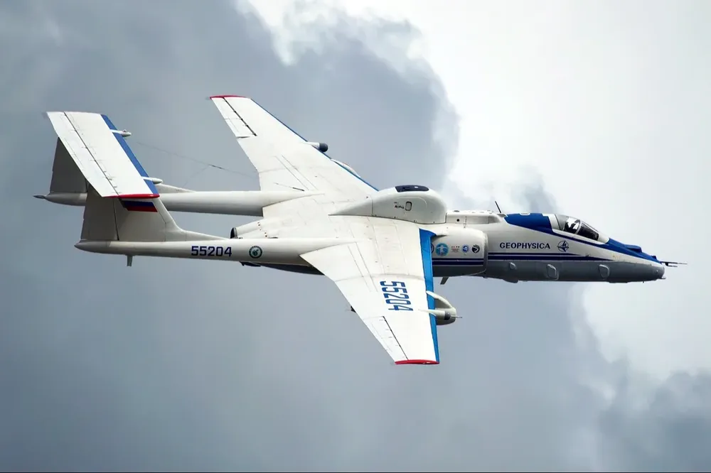 El avión M-55 Geophysica apto para volara a gran altitud sería el portador del nuevo sistema de reconocimiento y ataque estratosférico