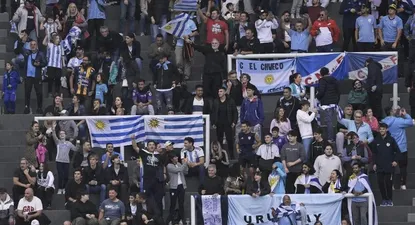 Hinchas uruguayos en La Plata