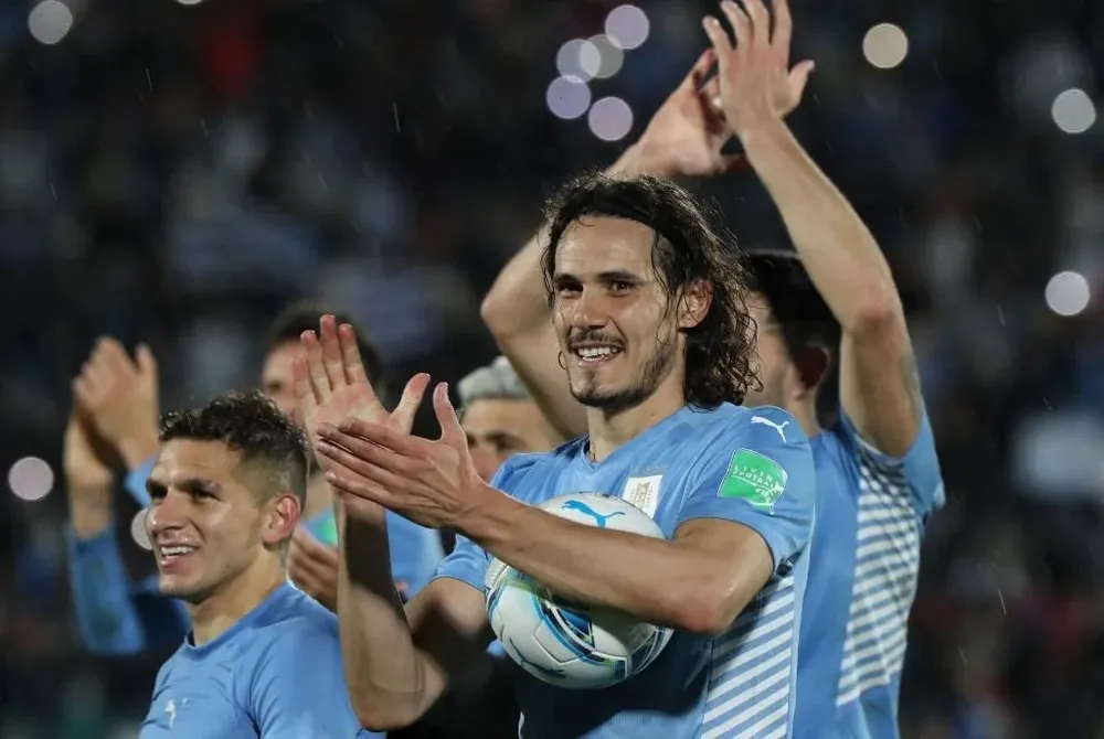 Cavani con la pelota y los aplausos para los hinchas