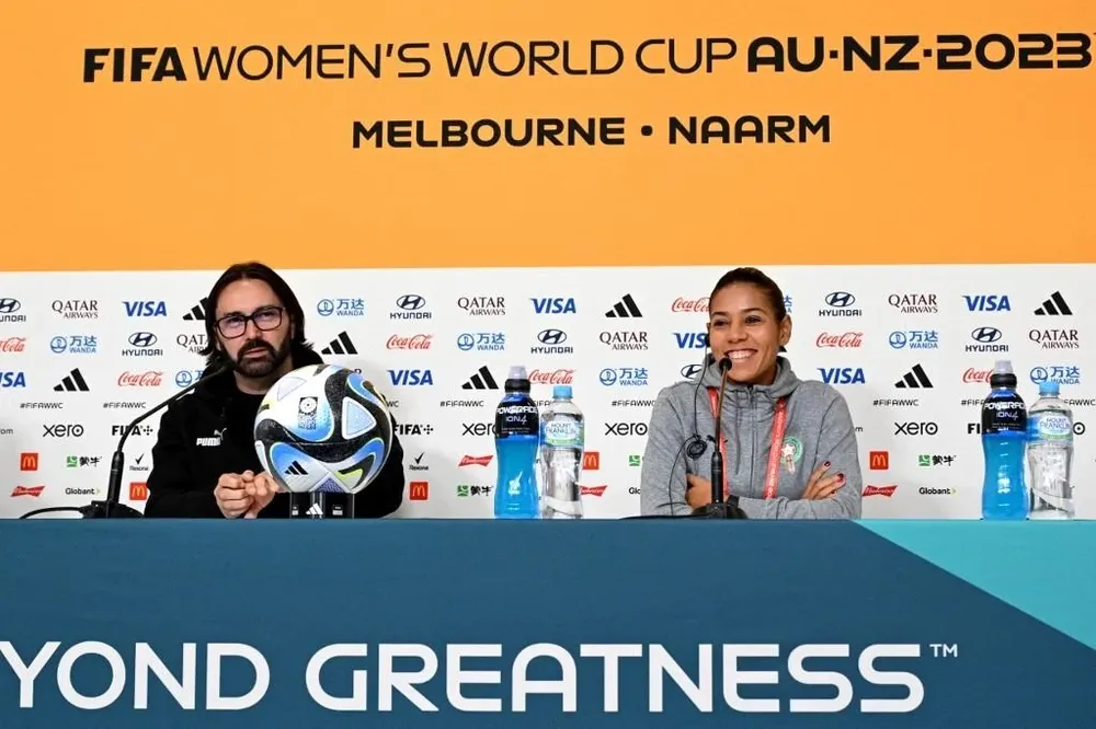 Ghizlane Chebbak, capitana de Marruecos, y el entrenador, Reynald Pedros