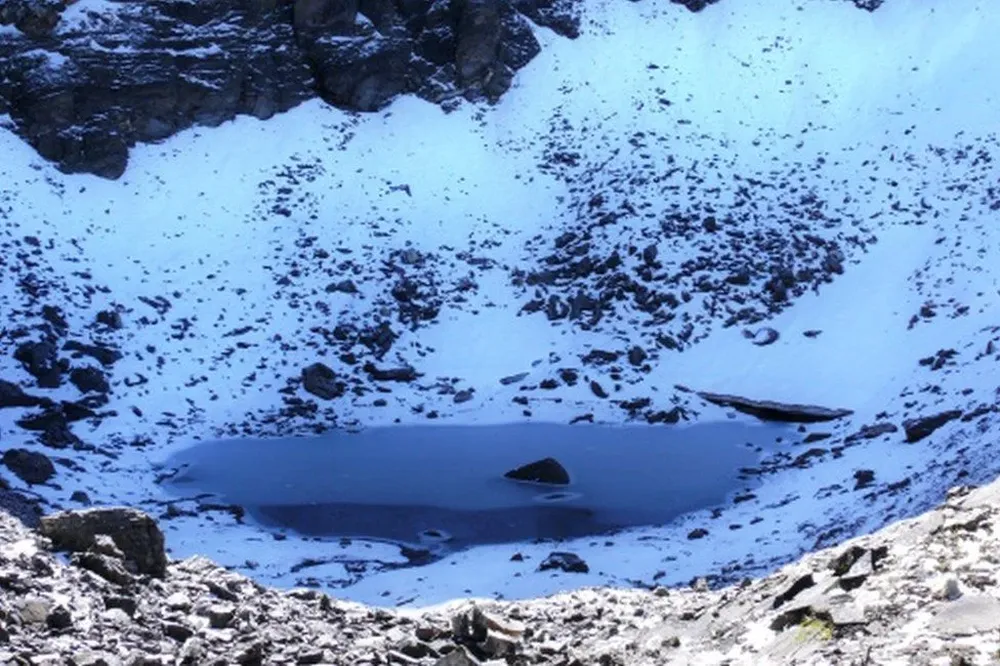 El lago Roopkund se sitúa en la parte inferior de una empinada ladera en Trisul, un grupo de tres picos en el Himalaya