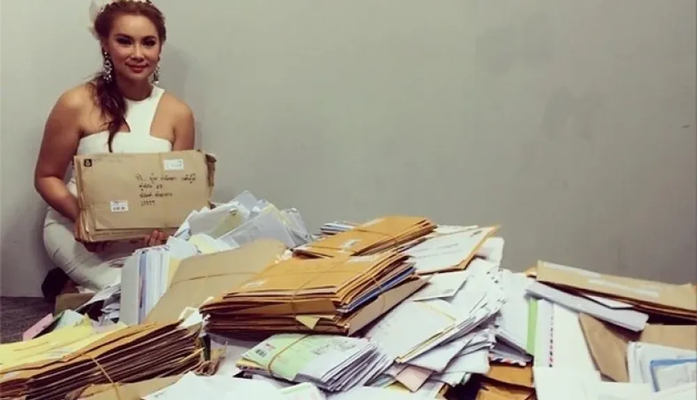 La modelo Boom Panadda muestra la cantidad de adhesiones y cartas que le llegaron por su iniciativa