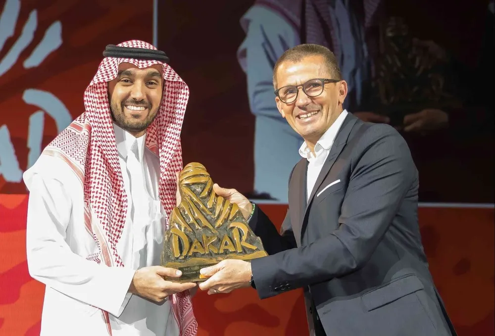 El príncipe Abdulaziz bin Turki Al Faisal Al Saud (i) durante la presentación del Rally Dakar 2020