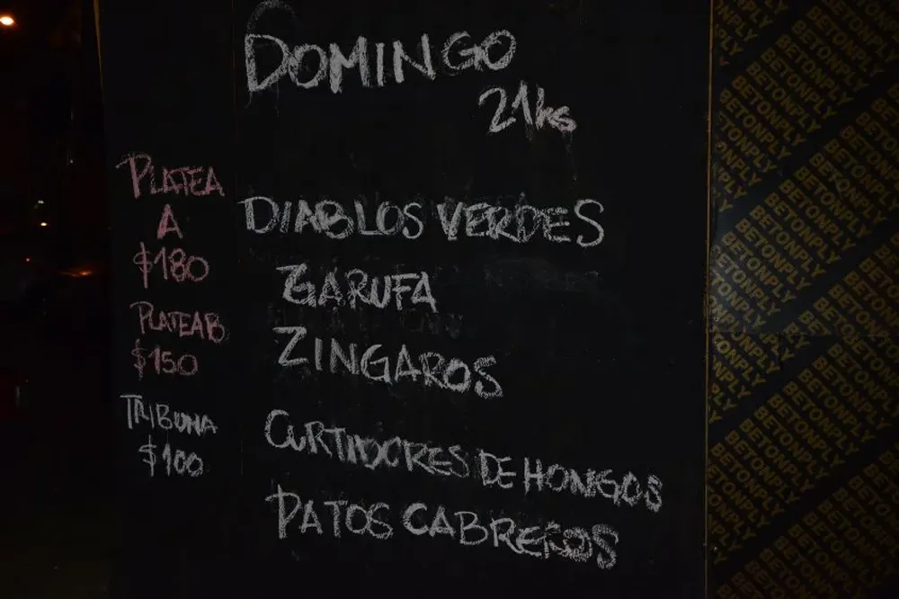 Si en el pizarrón está Zíngaros, no está Aristophanes.