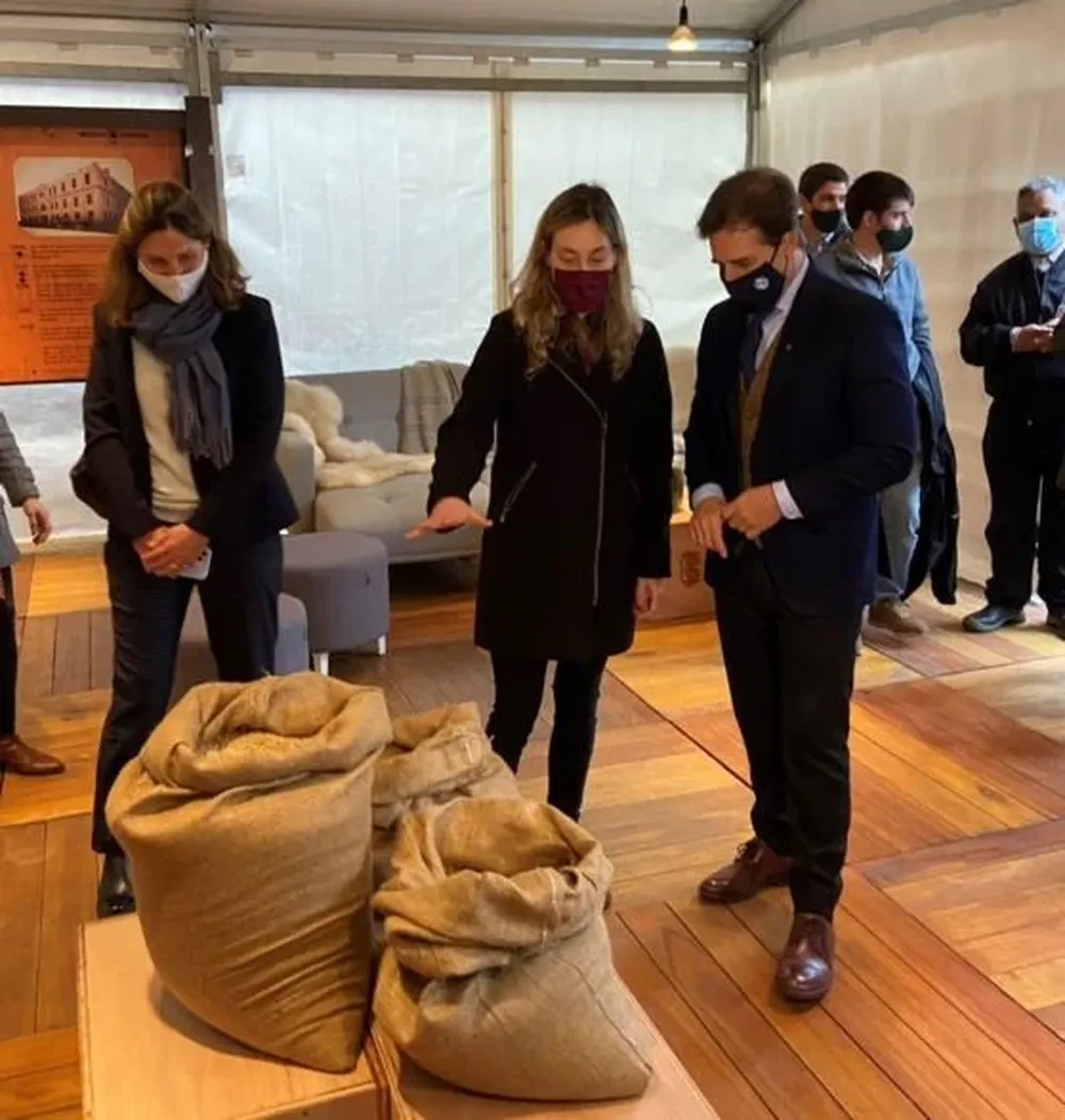 El presidente Luis Lacalle Pou visitó el stand de FNC.
