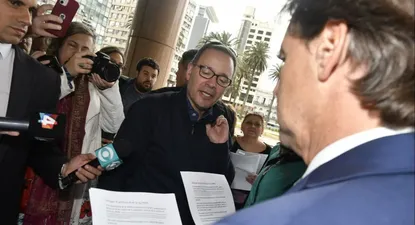 Grupo de cincuentones con Lacalle Pou