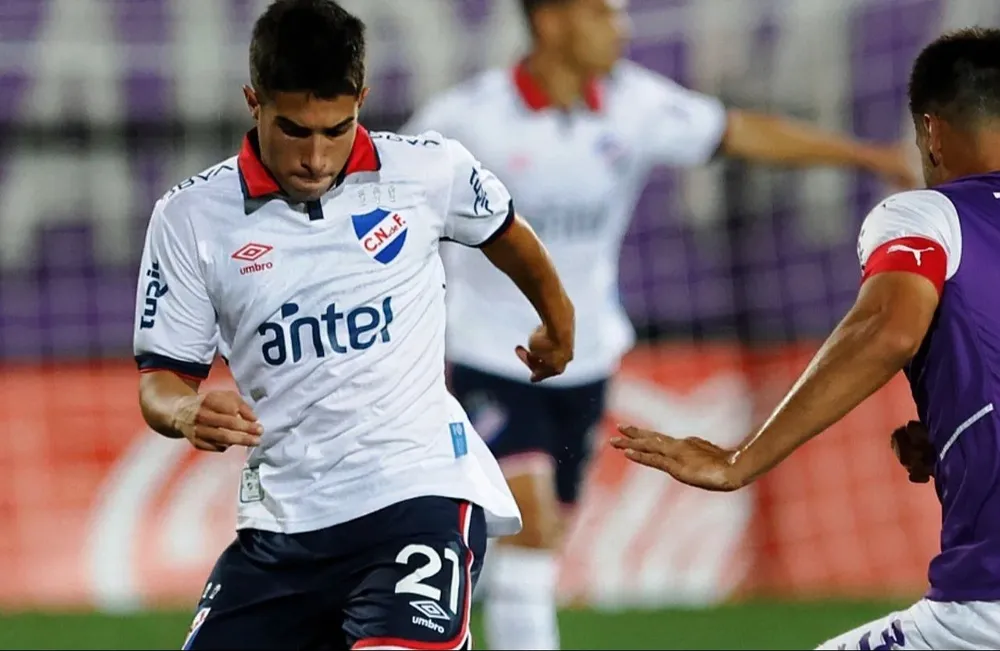 Renzo Sánchez ante Defensor Sporting