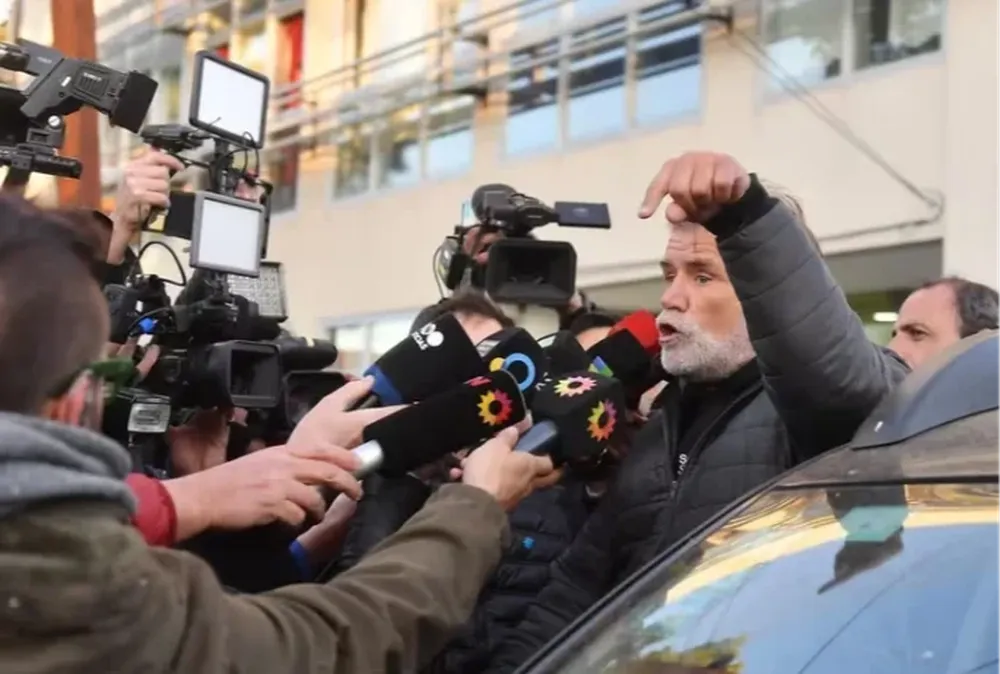 Medina enfrenta a los medios tras las acusaciones