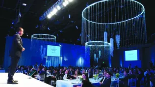Mario Quintana habla a los asistentes de la gala Endeavor