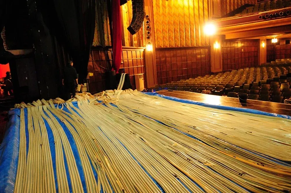 El escenario del Teatro Metro antes de que se forme el hielo donde hoy patinan los bailarines